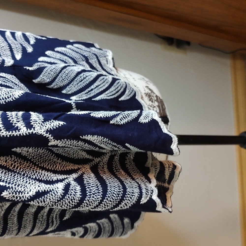 Solitaire NWT Navy Blue & White Embroidered Ferns Boxy Scalloped Hem SZ:L Blouse - Picture 6 of 14